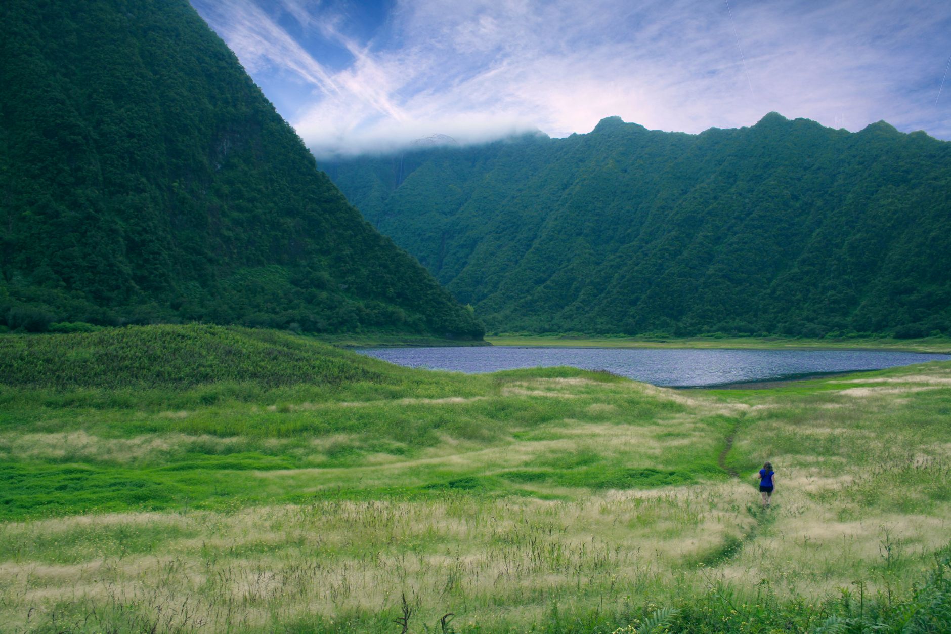 Pārgājienu dalībnieki kalna galā